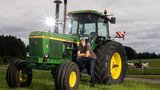 Der John Deere 4430 ist der Traumtraktor von Tim Flury aus Aesch SO.  (Bild: «die grüne» / Pia Neuenschwander)