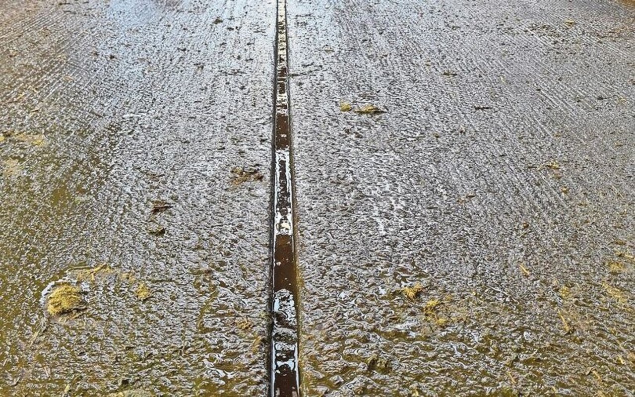 Wenn die Schiebereinheit gut auf die Bodenoberfläche eingestellt wird, ist eine saubere Arbeit möglich.