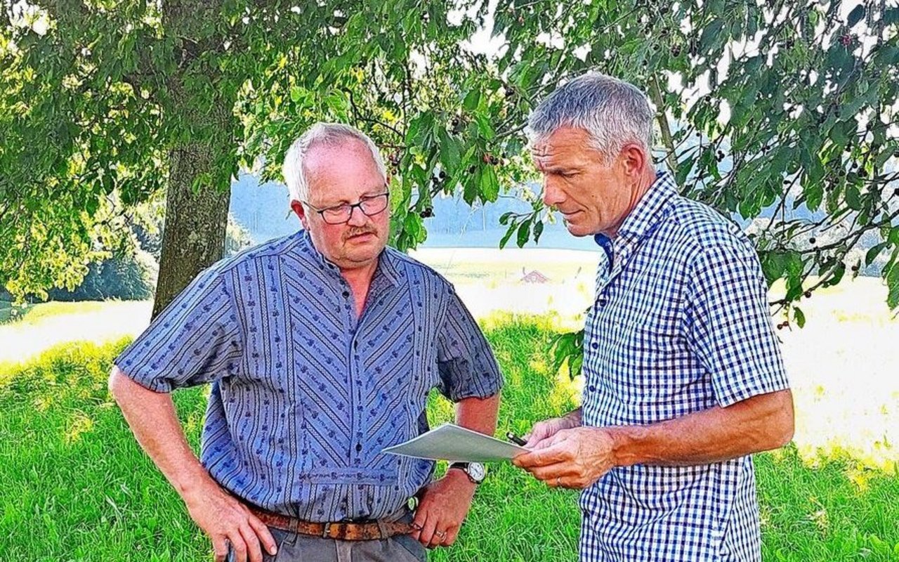 Andreas Widmer (rechts) im Gespräch mit einem Landwirt: Er rät, gut vorbereitet in Verhandlungen zu gehen.