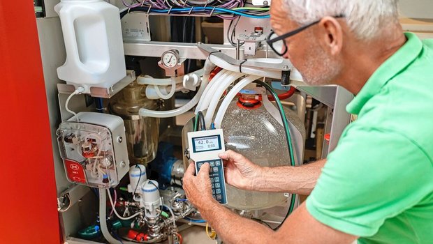 Andreas Niederhäuser, Leiter des Melkforums in Zollikofen BE, zeigt die Funktion des Messgeräts für die ISO-Messungen. 