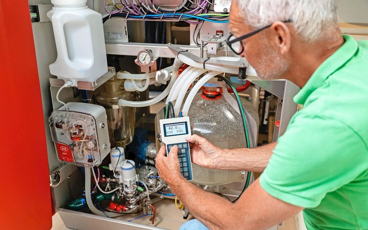 Andreas Niederhäuser, Leiter des Melkforums in Zollikofen BE, zeigt die Funktion des Messgeräts für die ISO-Messungen. 