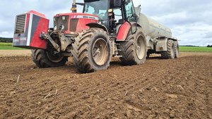 An der Fronthydaulik An der Fronthydaulik wird der hydraulisch betriebene Luftkompressor mitgeführt. Dadurch ist eine rasche Druckregelung an Traktor und Fass möglich.