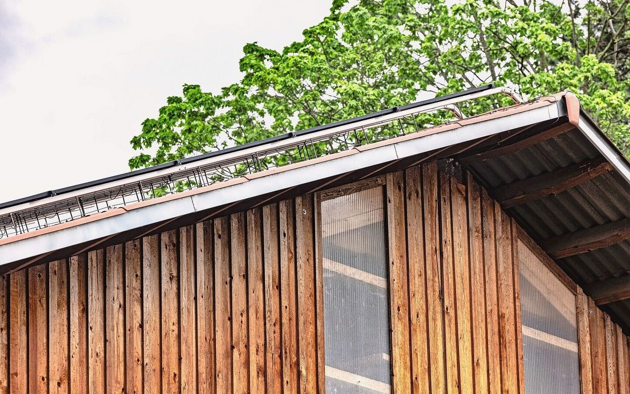 Doppelnutzen: zwischen Solarpanels und Dach erwärmt sich die Luft zur Belüftung.