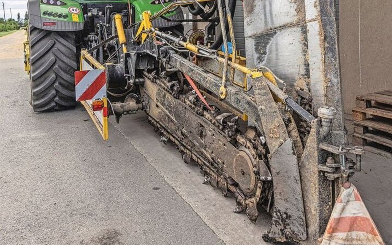 Mit der Grabenfräse der Lohnunternehmung Schwab lassen sich neue Drainagerohre in einem Arbeitsgang verlegen.