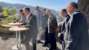 Die Präsidenten der deutschsprachigen Bauernverbände unterzeichnen die Arenenberger Erklärung.