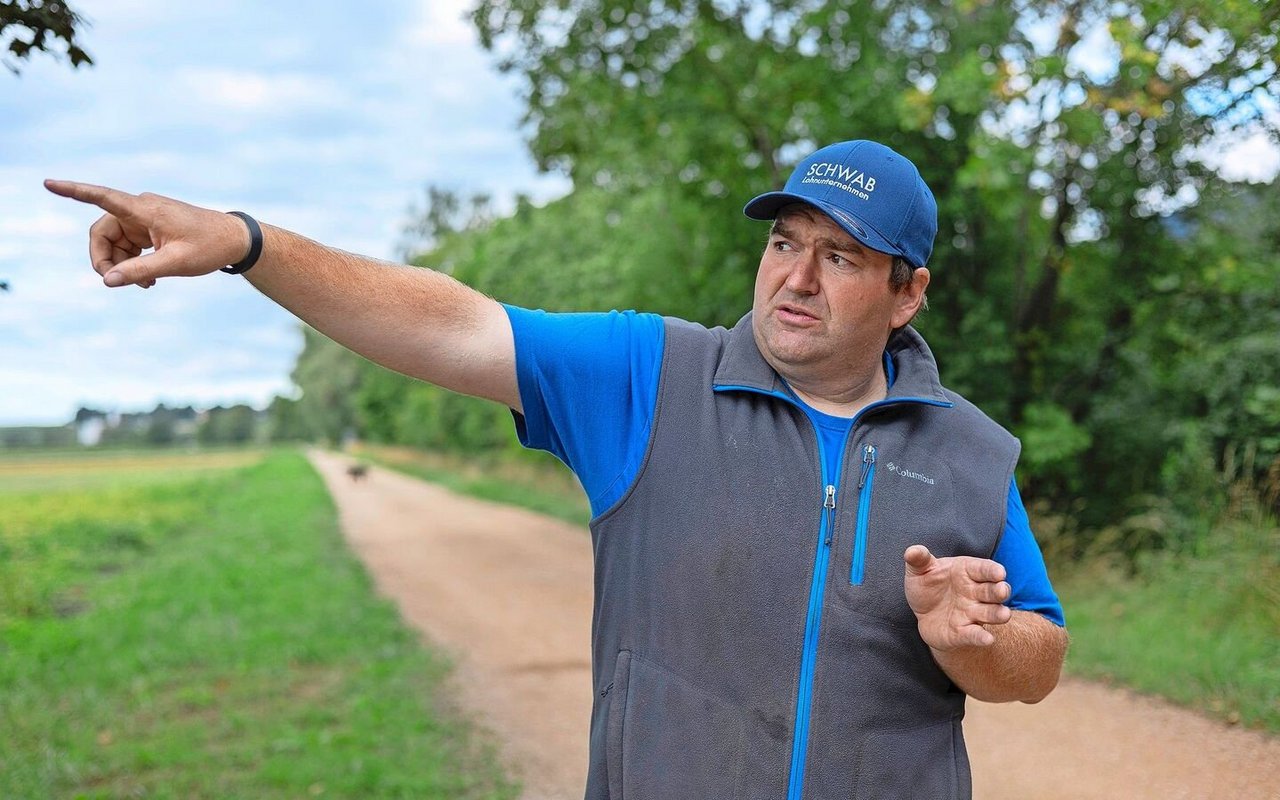 Matthias Schwab erklärt, wie das Drainagesystem in Grissachmoos aufgebaut ist. Die alten Schächte sind schon seit mehr als 50 Jahren in Gebrauch.