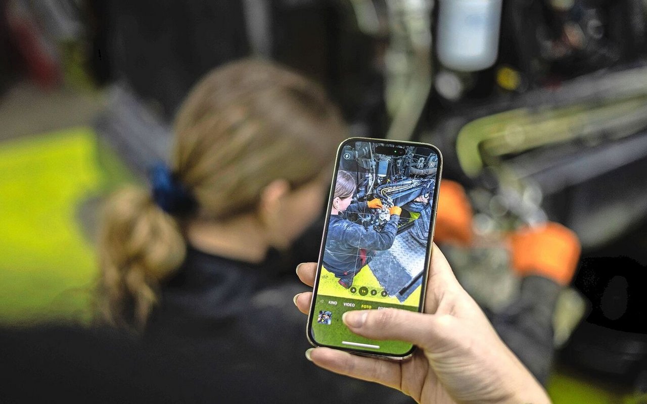 Bei der Heldstab AG werden viele Arbeiten filmisch begleitet. Die Beiträge sollen auf Social Media den Alltag in der Werkstatt präsentieren. 