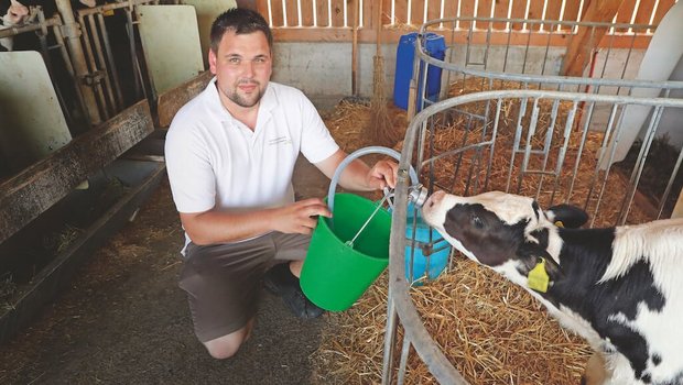 Young Farmer Jörg Lisebach hilft bei Arbeitsspitzen und Ferienabwesenheiten auf dem Hof der Eltern mit. Bild: Ruben Sprich