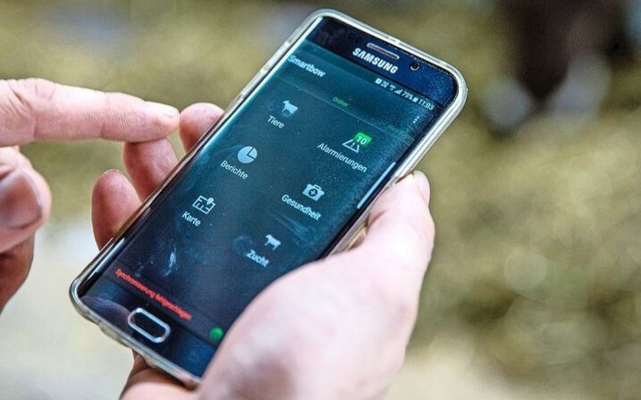 Das Smartphone ist auch in der Landwirtschaft im Arbeitsalltag kaum mehr wegzudenken.