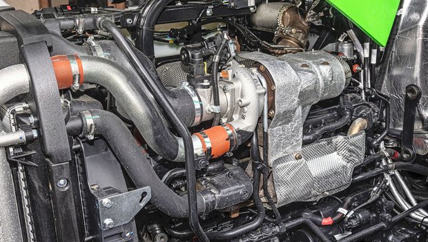 Unter der Motorhaube moderner Traktoren ist es eng. Unzählige Motorenbauteile werden mit Sensoren überwacht und mit einem Steuergerät geregelt.