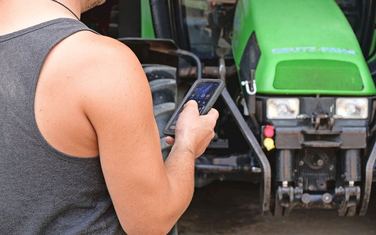 Mithilfe von digitalen Systemen können Faktoren wie geleistete Arbeitsstunden oder erledigte Arbeiten direkt über das Handy oder Tablet erfasst werden. 