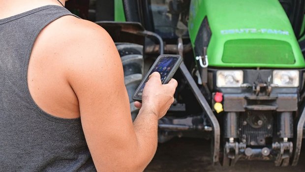 Mithilfe von digitalen Systemen können Faktoren wie geleistete Arbeitsstunden oder erledigte Arbeiten direkt über das Handy oder Tablet erfasst werden. 