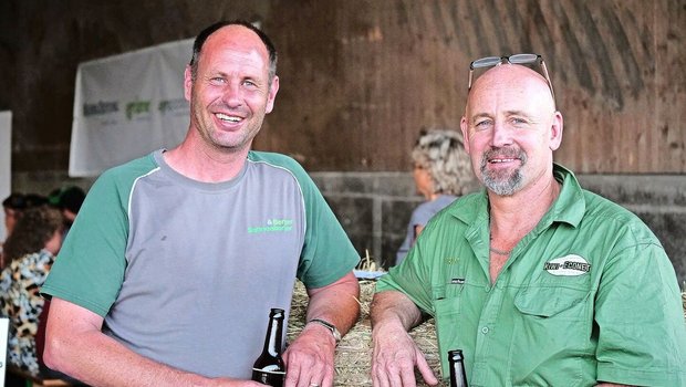 Urs Schneeberger (links) ist offen, neue Dinge auszuprobieren. Darum sagte er sofort zu, als es darum ging, das Rundballennetz aus Jutefasern in zwei seiner Ballenpressen zu testen.