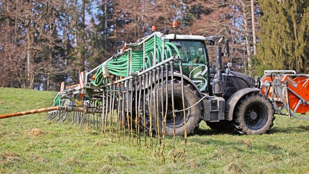 Beim Einsatz vom Schleppschlauch wird der Suisse-Bilanz mehr Stickstoff angerechnet. Bisher waren es 3 kg N pro Hektare und Gabe. Ab 2024 wird fix mit 6 kg N/ha gerechnet. Die Anzahl Gaben kann nicht mehr verändert werden. 