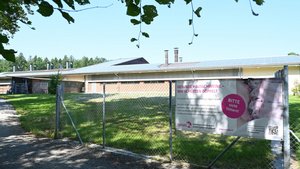 Biosicherheit: Umzäunung als Schutz vor Afrikanischer Schweinepest Rund um einen Schweinestall ist ein Zaun erreichtet. Ein Plakat am Zaun weist darauf hin, dass die Schweine nicht gefüttert werden sollten.