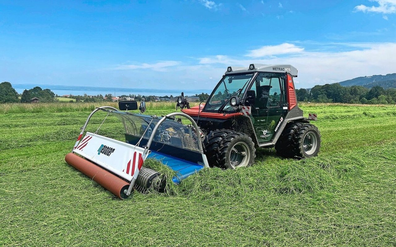 Der 2024 angeschaffte Bandschwader verringert die Handarbeit und spart so Arbeitszeit.