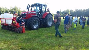 Die Tiefenlockerung beim Grasland interessiert die Landwirte. Bei verdichteten Böden kann die Ertragseinbusse um 20 Prozent reduziert werden. Bild: Grangeneuve