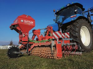 Dank Wiesen-Übersaaten zu mehr Gras Mit Übersaaten wird das Ertragspotenzial von Grünland besser ausgeschöpft. Die Übersaat ist vor allem im Frühling und Herbst, wie auch zu jedem anderen Zeitpunkt möglich, wenn die Saat Bodenkontakt, Licht, Luft und Feuchte zum Keimen findet. Bild: Beat Schmid