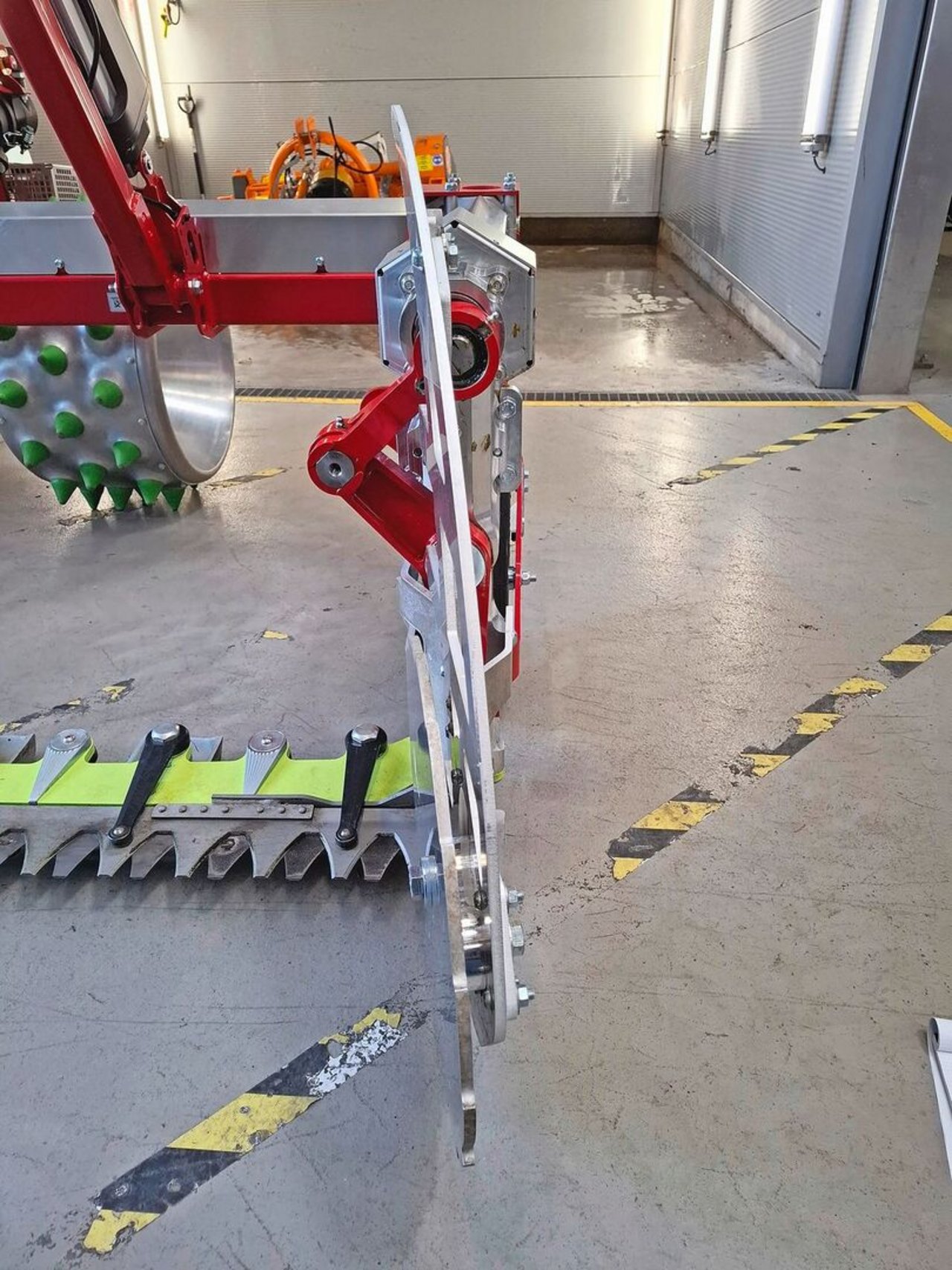 Die Messer werden eines links und eines rechts angetrieben. Das Antriebsgestänge ist schlank ausgeführt und erlaubt einen guten Futterfluss.