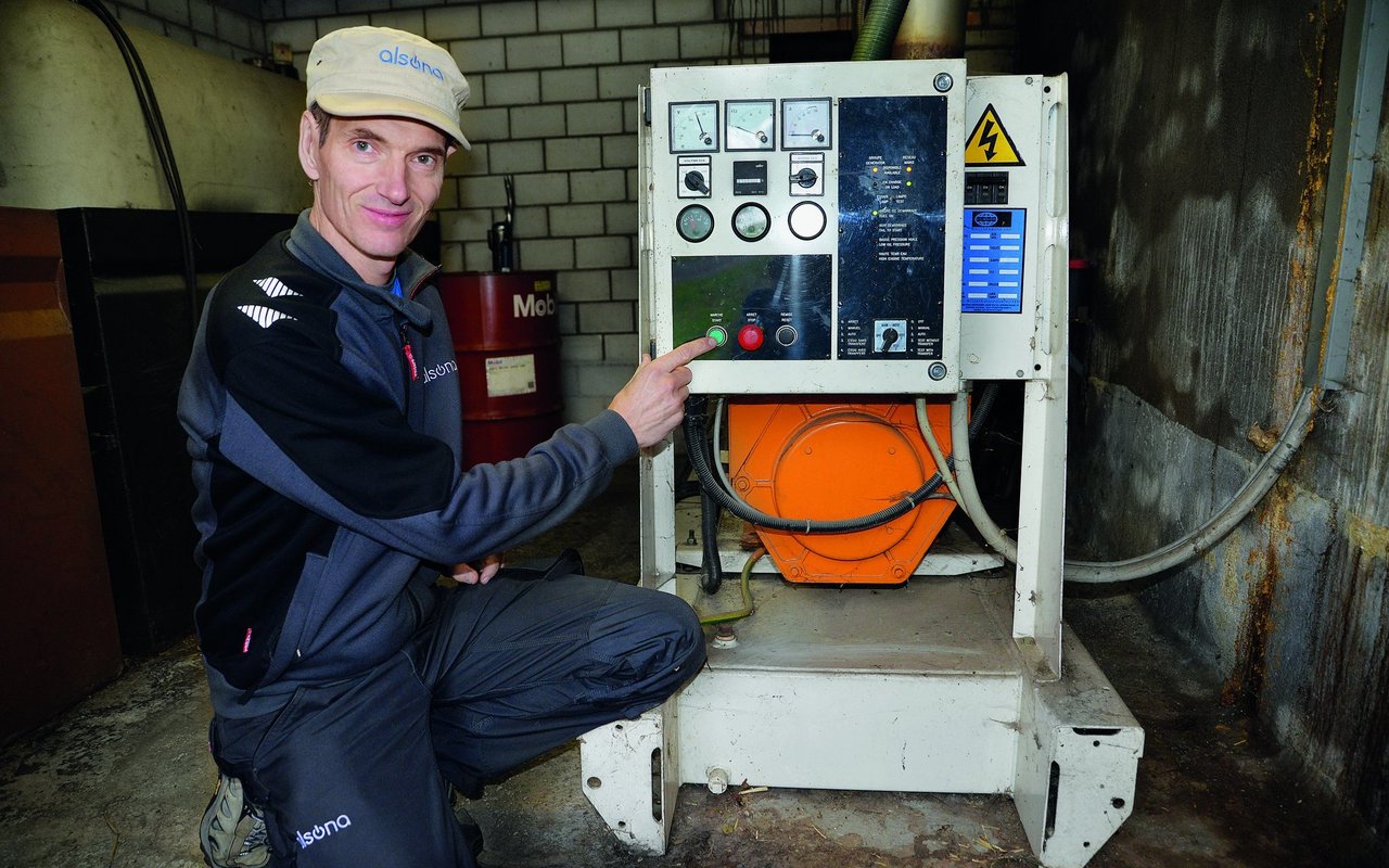 Thomas Odermatt von der Alsona zeigt den Nutzen eines Notstrom-Generators auf dem Landwirtschaftsbetrieb, hier mit einem Dieselgenerator.