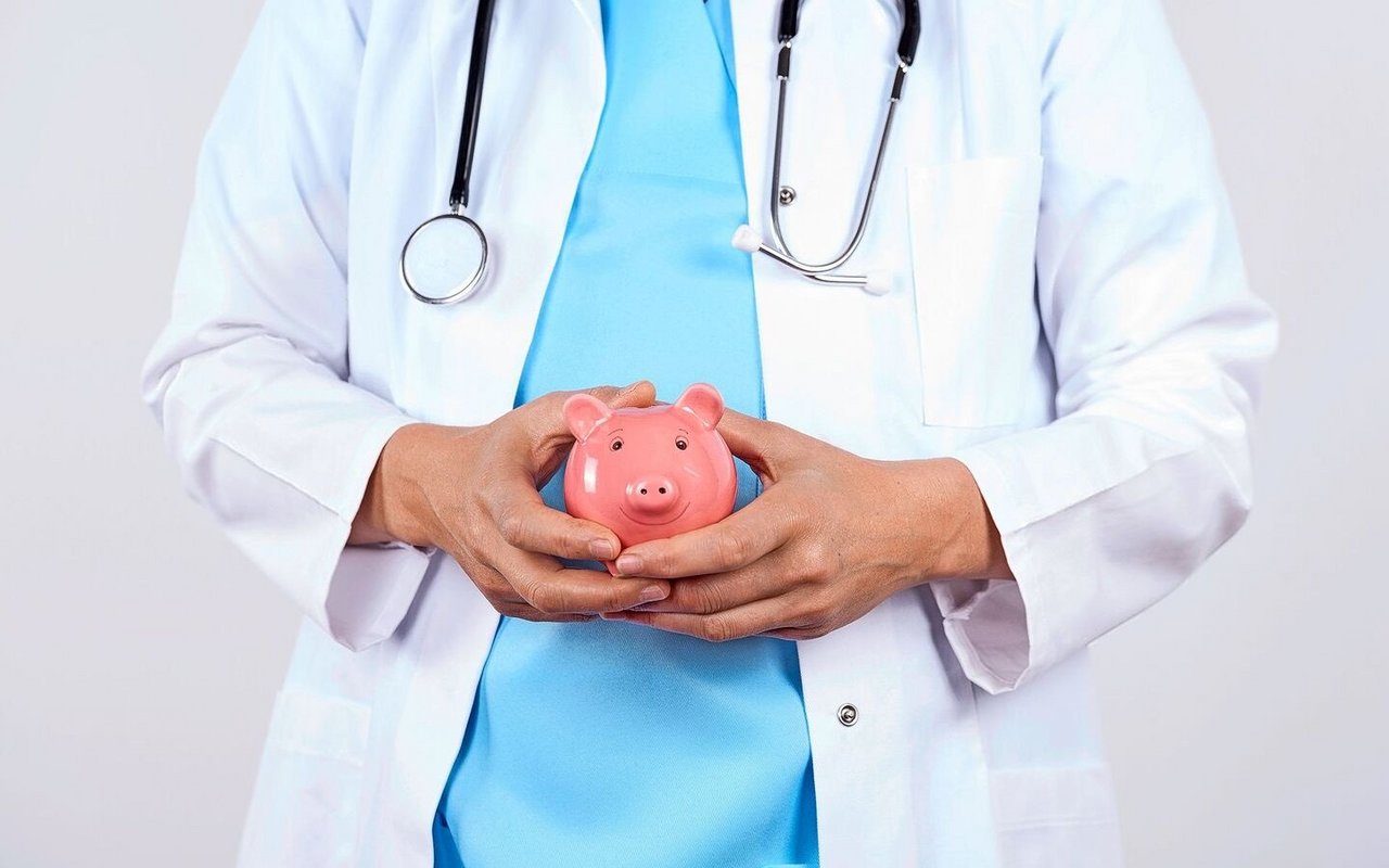 Wer überlegt, ob der Arztbesuch wirklich nötig ist, senkt Gesundheitskosten.