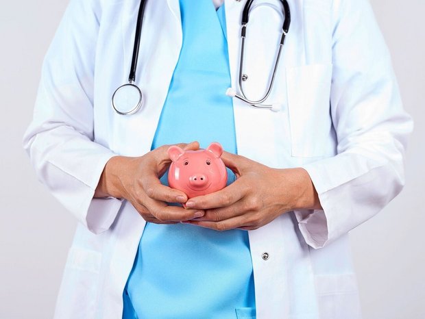 Wer überlegt, ob der Arztbesuch wirklich nötig ist, senkt Gesundheitskosten.