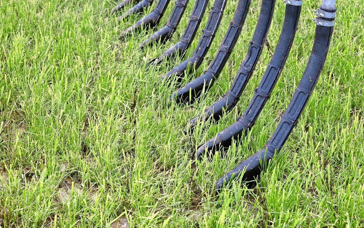 Der Schleppschuh hat einen wesentlichen Vorteil gegenüber dem Schleppschlauch. Er legt das «Güllemädli» direkt auf den Boden, so verschmutzt das Futter weniger. Jedoch darf die Gülle nicht zu dick sein, um Verstopfungen zu vermeiden. 