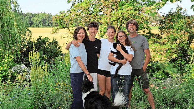 Die Familie Rutishauser: Urs (ganz links) seine Frau Simone (ganz rechts), ihre Kinder, Louis, Hannah und Marlene und Haustiere Milo (Hund) und Ninni (Katze). 