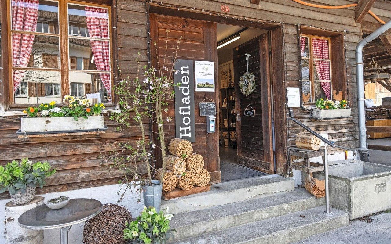 Der Hofladen gehört zum Haus Hermolingen. Die meisten Produkte haben die Bewohner angefertigt, zum Beispiel die «Holzbürdeli».