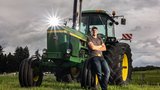 Der John Deere 4430 ist der Traumtraktor von Tim Flury aus Aesch SO.  (Bild: «die grüne» / Pia Neuenschwander)