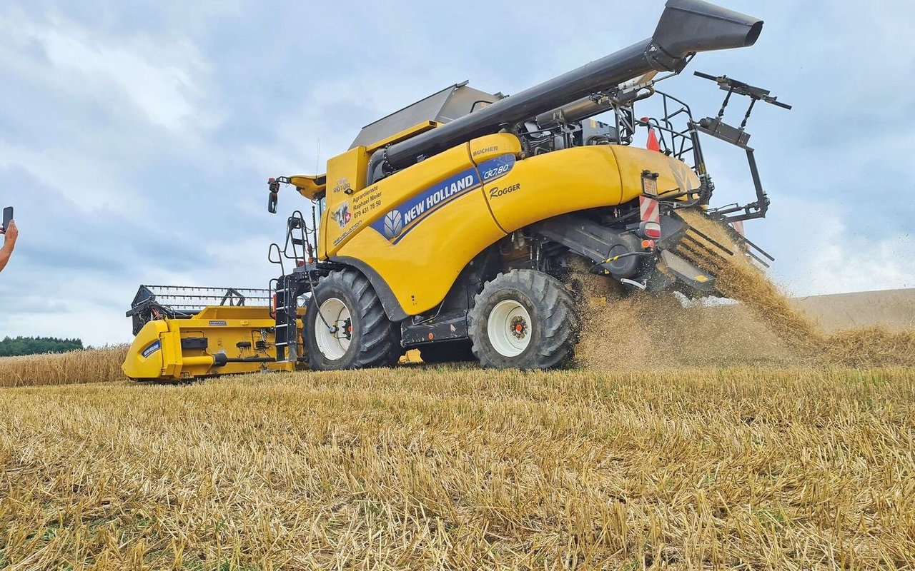 Dieser Mähdrescher hat gemäss Firmenprospekt ein Eigengewicht von 17 700 kg: Ohne Reifen, ohne Schneidwerk und ohne Strohhäcksler.