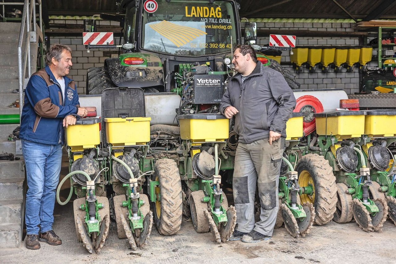 Hanspeter Lauper im Gespräch mit seinem Sohn Raphael (rechts): Beide sind begeisterte Direktsäer und fasziniert vom aktiven Boden.