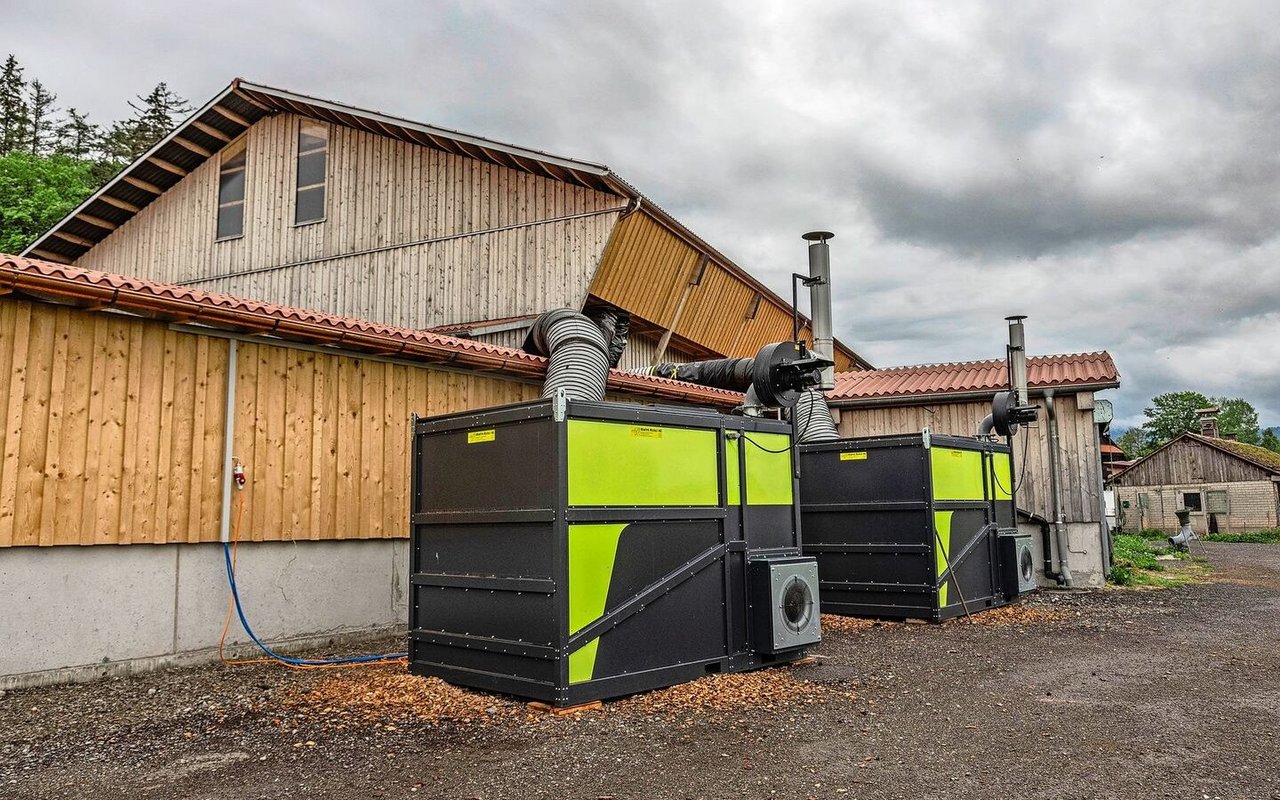 Die Holzschnitzelöfen ermöglichen eine effiziente Heutrocknung bei Schlechtwetter. Die Temperatur wird automatisch reguliert, damit die in den Heustock geblasene Luft maximal 42 Grad warm ist. Je mehr Wärme vom Dach kommt, desto weniger heizen die Öfen.