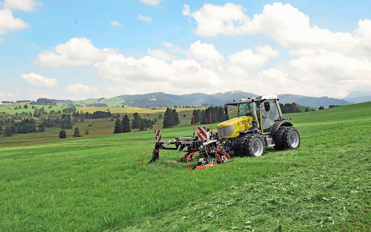 Die Doppelmesser sind im Gras schwer zu erkennen und passen sich den Unebenheiten des Geländes an.