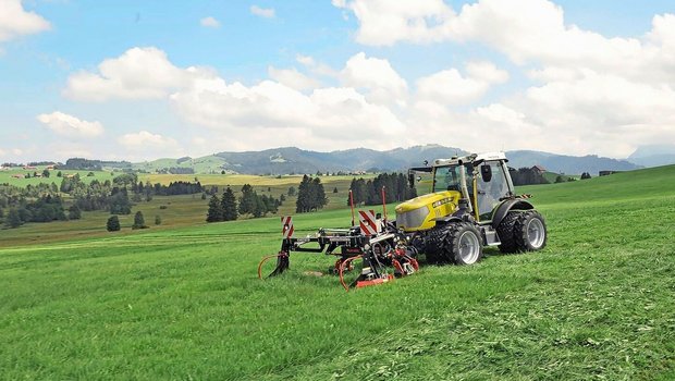Die Doppelmesser sind im Gras schwer zu erkennen und passen sich den Unebenheiten des Geländes an.