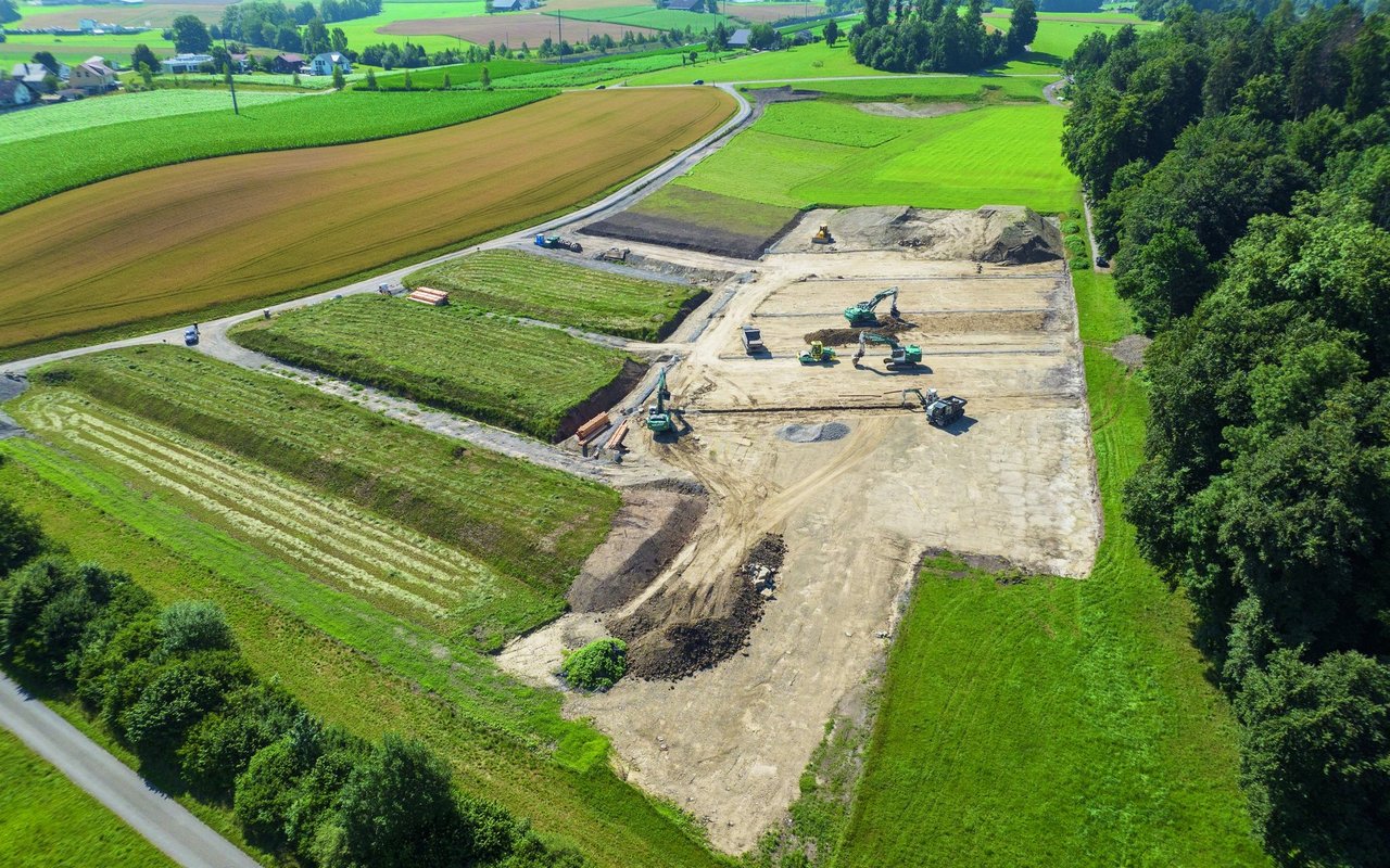 Bagger und Dumper schichten Bodenhorizonte auf
