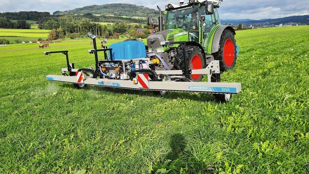 Das Blackenbekämpfungssystem von Rumex wird im Frontanbau eingesetzt und hat ein dreiteiliges Spritzgestänge mit einer Gesamtarbeitsbreite von sechs Metern. 