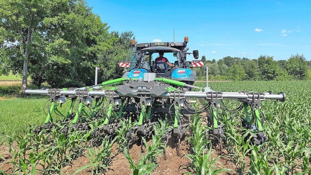 Das Hackgerät hat sieben Hackkörper und kann sechs Reihen bearbeiten. Dank der ausgeklügelten Bilderkennungssoftware stellt sich das Gerät automatisch auf die Reihenbreiten ein.