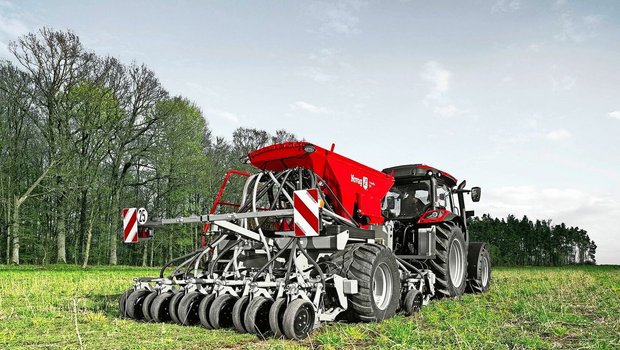 Die Novag-Maschine T-ForcePlus 250 ermöglicht dank des T-Slot-Plus-Scharsystems eine Aussaat bei Geschwindigkeiten von bis zu 12 km/h.Bild: Novag