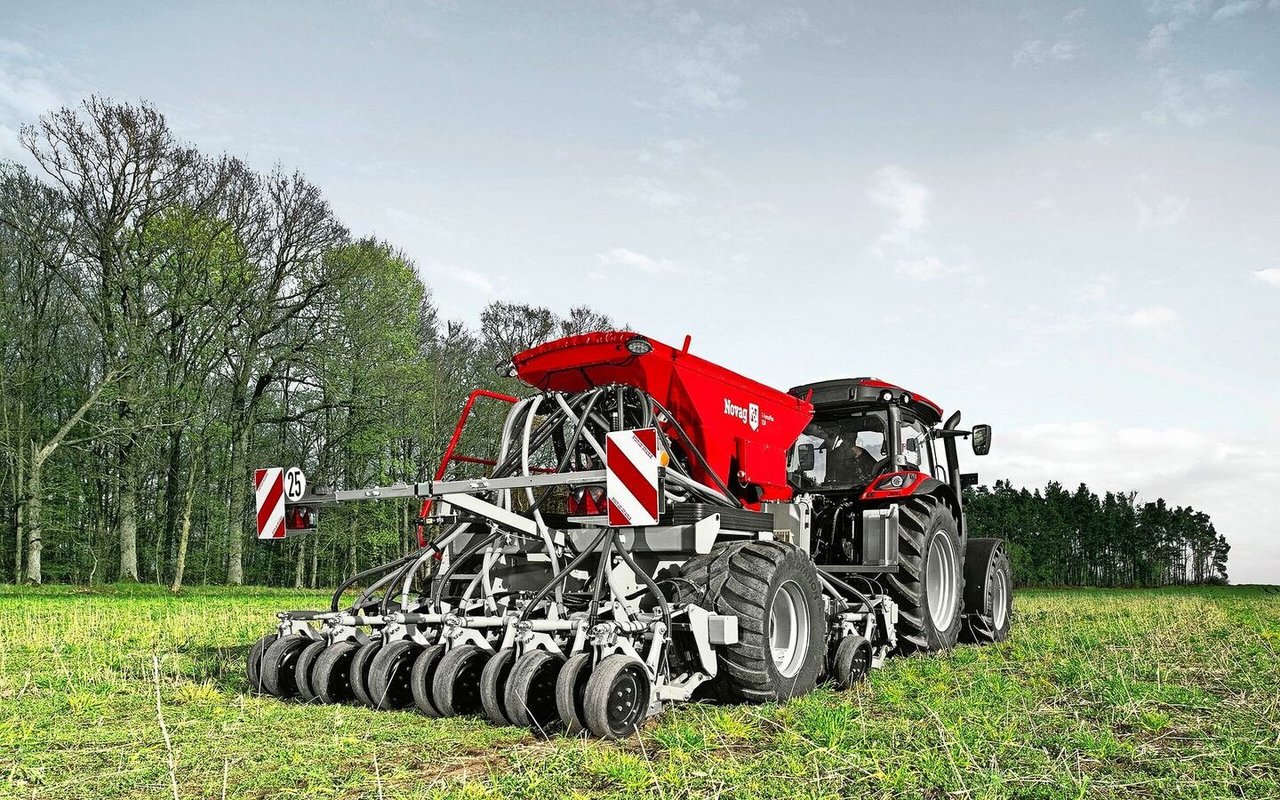 Die Novag-Maschine T-ForcePlus 250 ermöglicht dank des T-Slot-Plus-Scharsystems eine Aussaat bei Geschwindigkeiten von bis zu 12 km/h.Bild: Novag