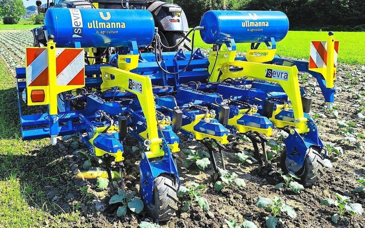 Trotz seiner wuchtigen Erscheinung ist das Hackgerät mit sechs Einheiten nur eine Tonne schwer.