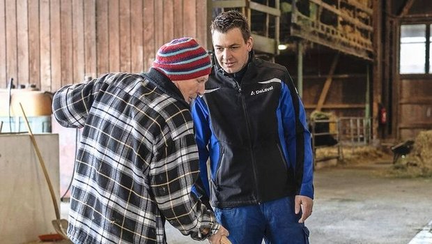 Werner Burri (links) ist fast täglich bei Tobias Kritzer im Stall und unterstützt bei Arbeiten rund um die Kälber.