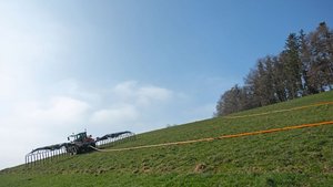 Die Verschlauchung m Die Verschlauchung mit einem Schleppschlauchgestänge ist eine Alternative für Güllefässer mit Breitverteiler, die ab 2024 nicht mehr erlaubt sind.