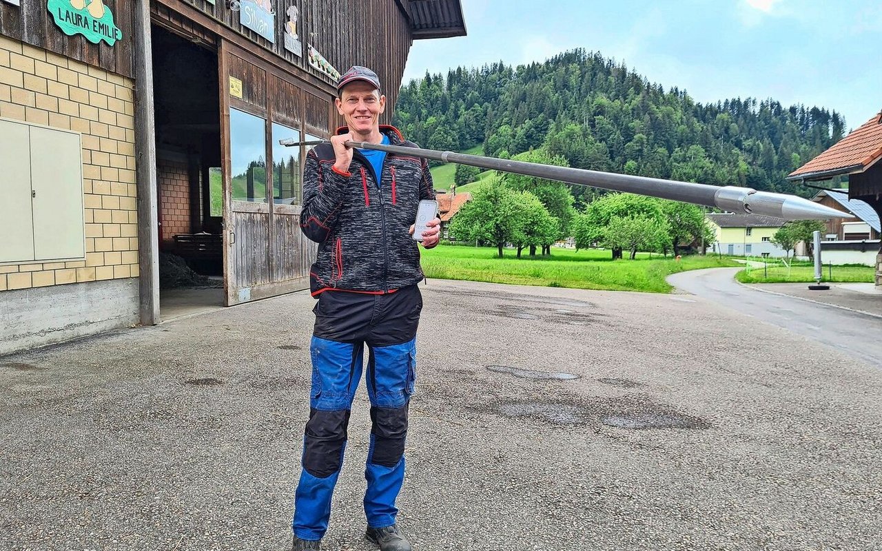 Der Messstab ist modular bis vier Meter lang. Durch das Innere wird die Kombisonde bis zur Spitze eingelassen. Am oberen Ende befindet sich das Sendegerät für die Daten auf die Pikkerton-Cloud und von dort auf das Handy.