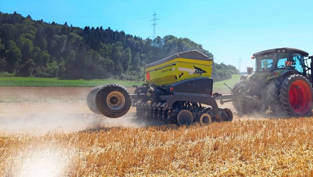 Mit der Sämaschine Easy-Drill kann Simon Bernhard mit wenig Aufwand direkt nach der Strohernte eine Gründüngung säen.