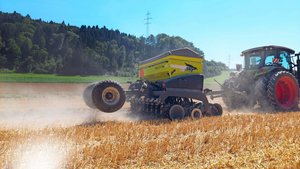 Mit der Sämaschine Easy-Drill kann Simon Bernhard mit wenig Aufwand direkt nach der Strohernte eine Gründüngung säen.