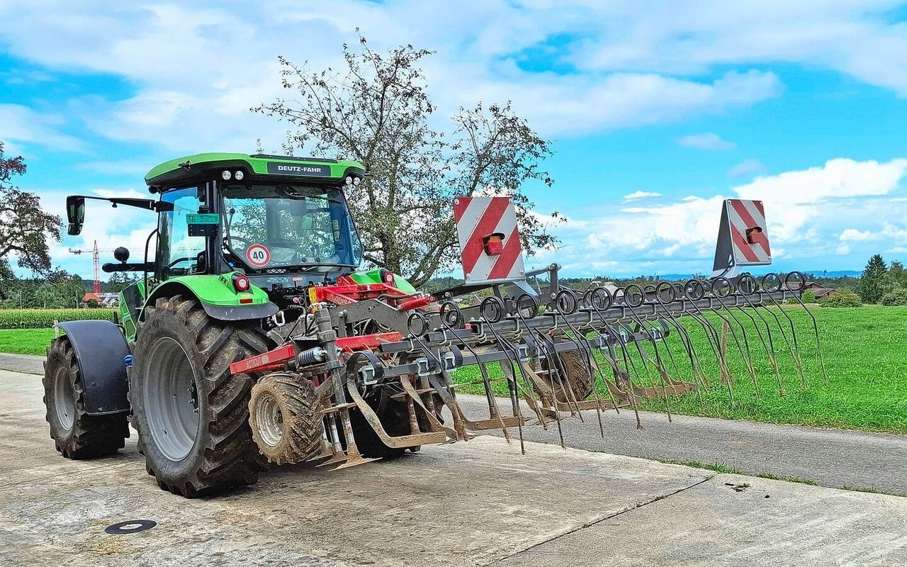 Hinter den Schneidscheiben folgen eine Verteileinheit und ein dreireihiger Striegel. Dieser enterdet Wurzeln von Unkräutern oder beim Wiesenumbruch. 