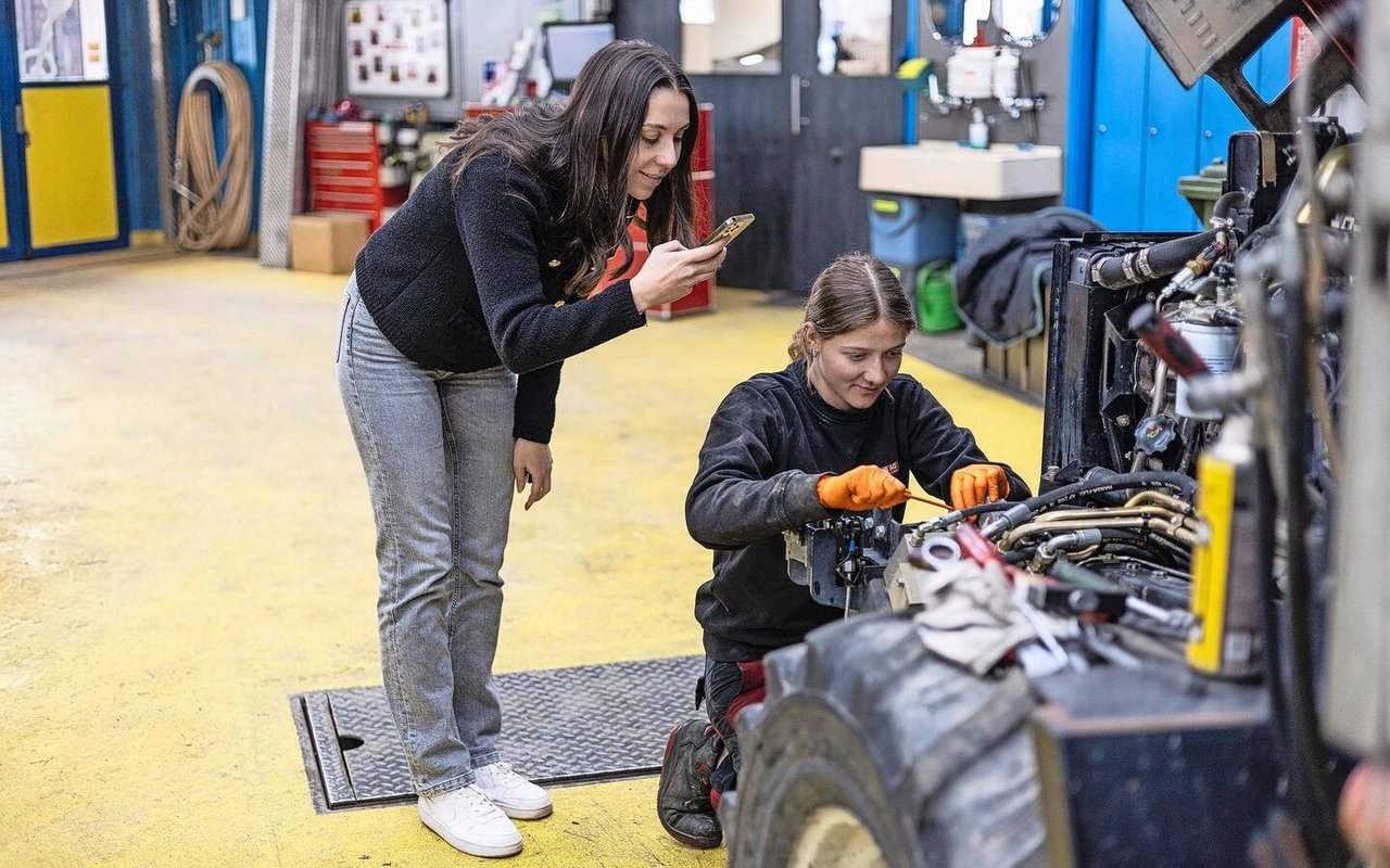 Social-Media-Managerin Marion Guler produziert einen technischen Beitrag mit Landmaschinenmechanikerin Michelle Gutknecht.