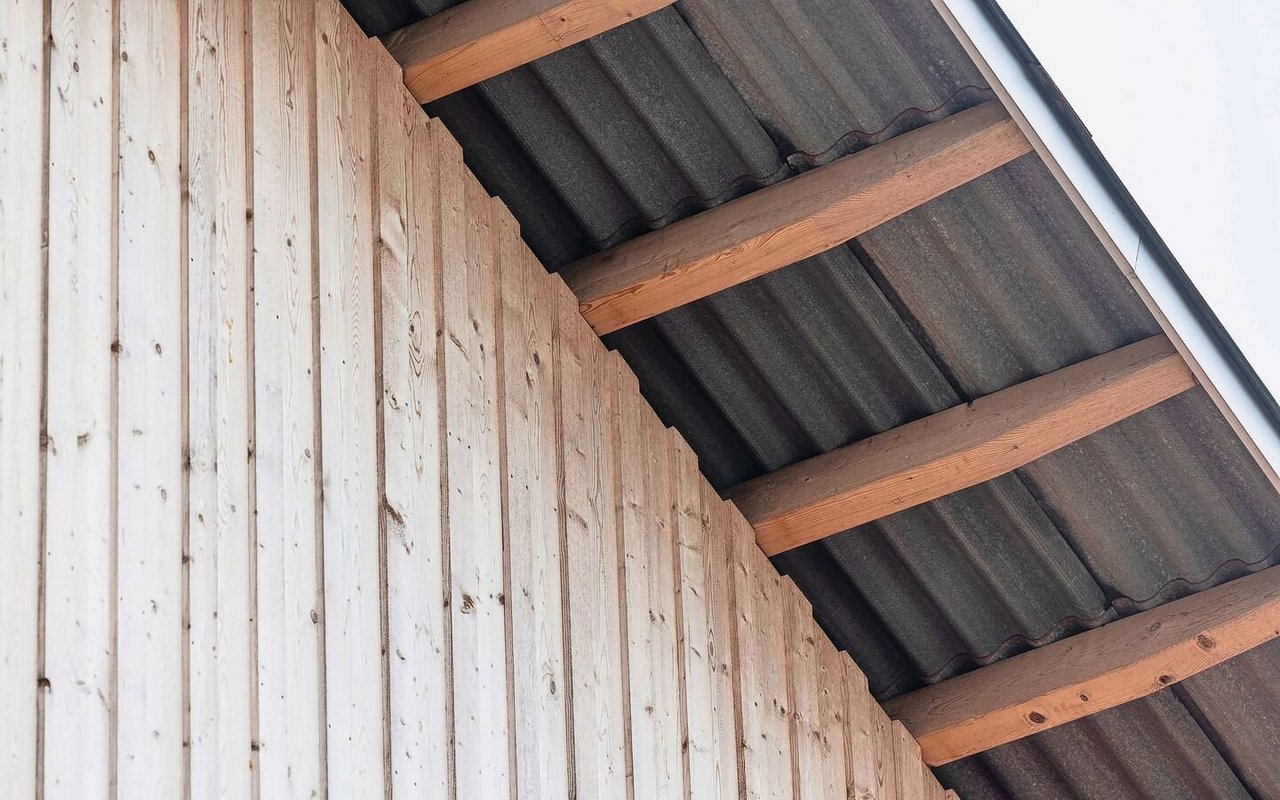 Beim Unterdach wird die Luft stirnseitig angezogen und erwärmt sich.