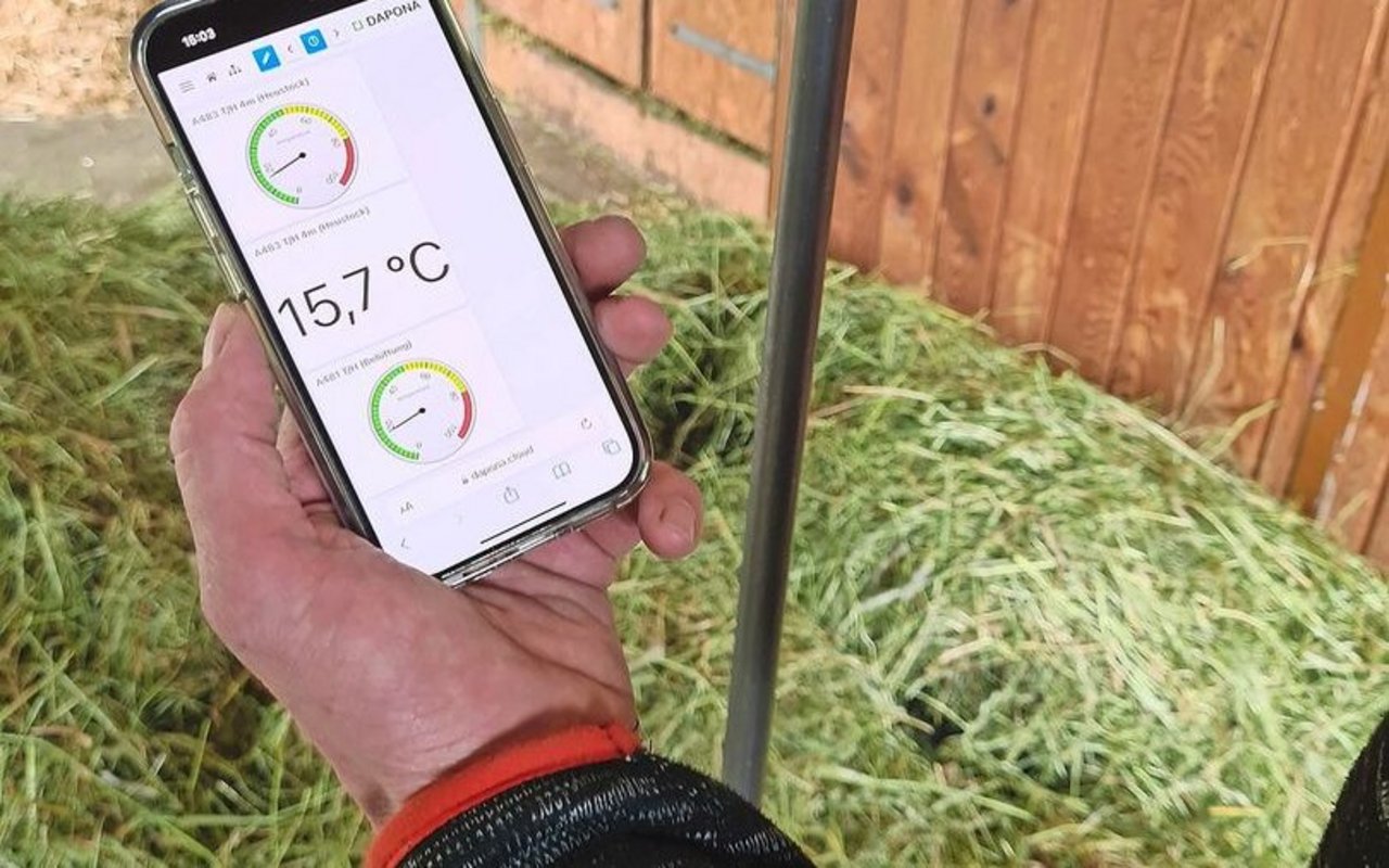 Die Heustocksonde misst und übermittelt die Temperatur und die Feuchtigkeit auf das Handy. Es lässt sich auch ein Alarm für aussergewöhnliche Messwerte einstellen.